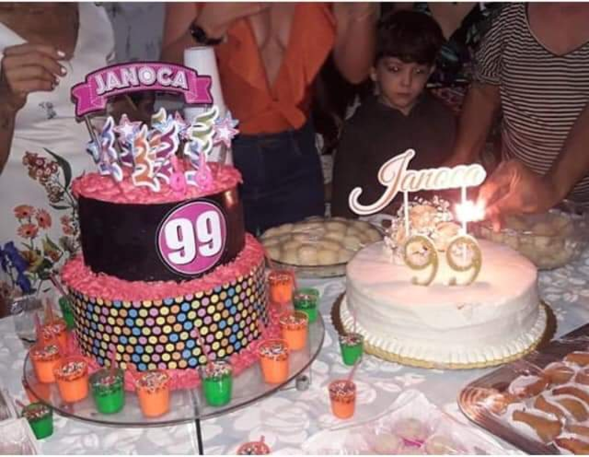 Bolo em comemoração aos 99 anos de D. Janoca em 21 de fevereiro deste ano (Foto: Arquivo familiar)