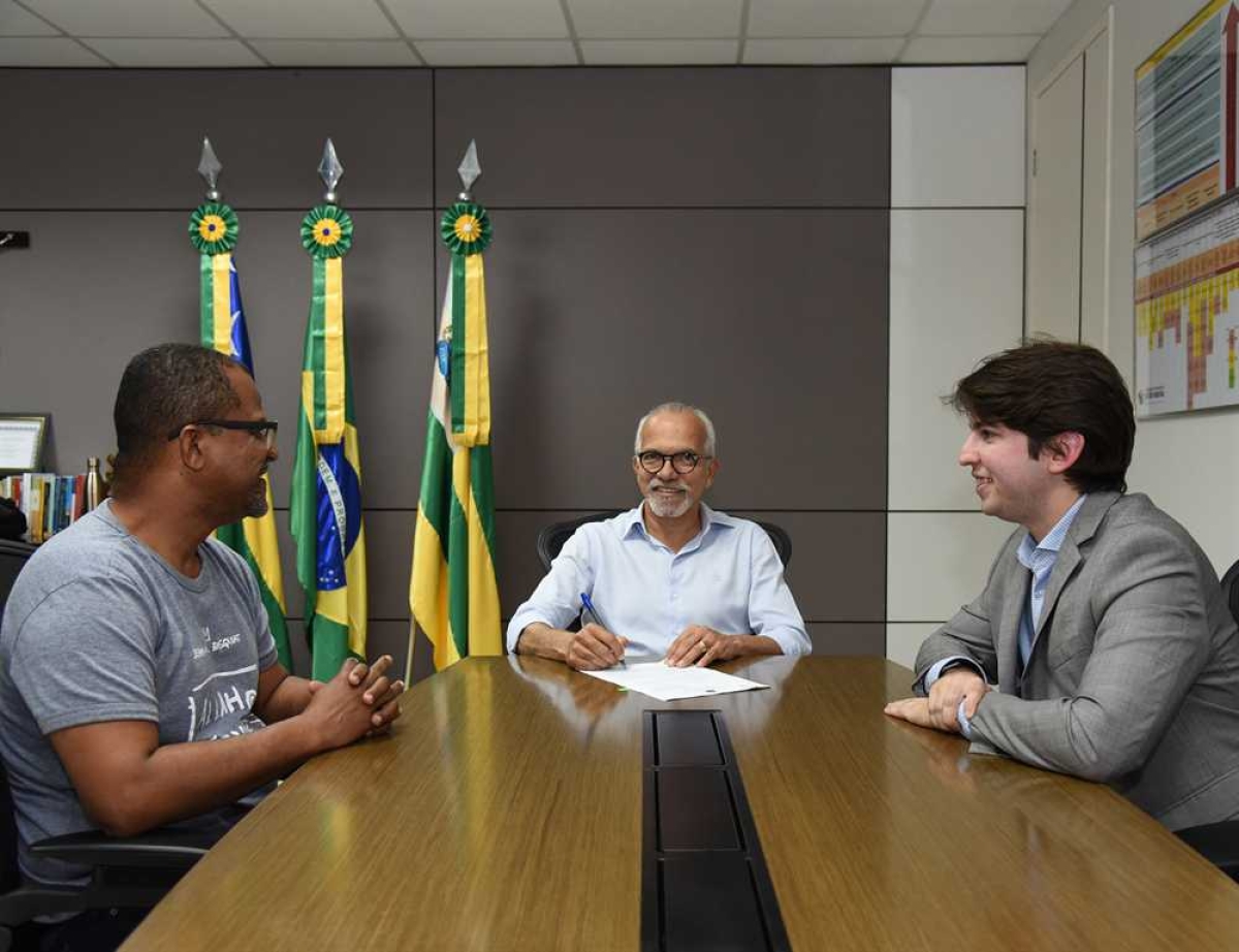 Prefeito sanciona lei que proíbe canudos de plástico em estabelecimentos de Aracaju (Foto: Ana Lícia Menezes/ PMA)