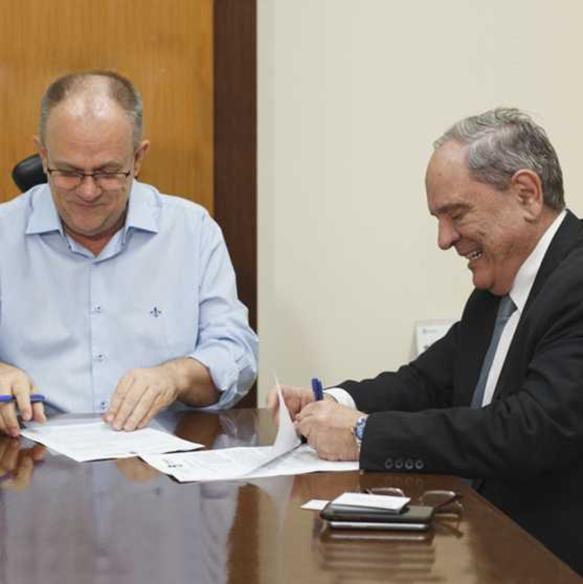 Formalizando as negociações realizadas nos últimos meses, o governo de Sergipe assinou, nesta quinta-feira (13), Termo de Acordo com a Empresa Azul Linhas Aéreas Brasileiras S/A, que oficializa a redução da base de cálculo do Imposto sobre Circulação de Mercadorias e Serviços (ICMS) no consumo de querosene de aviação (QAV) no âmbito do Estado de Sergipe (Foto: Marco Vieira/ ASN)