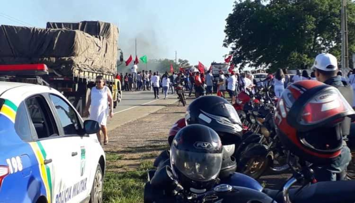 Policiais do BPRv tentam negociar, com manifestantes, a liberação da pista (Foto: BPRv)