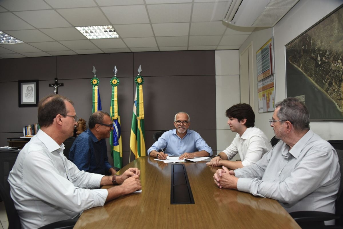 Prefeito de Aracaju sanciona lei que agilizará liberação de empréstimo para construção de 1.100 casas (Foto: Ana Lícia Menezes/ PMA)