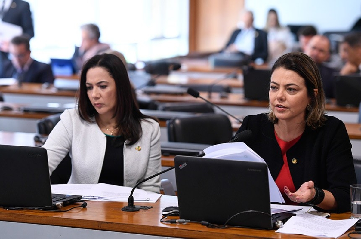 Para a relatora, Leila Barros (à dir., ao lado da senadora Mailza Gomes), a sugestão legislativa merece ser transformada em projeto
(Foto: Edilson Rodrigues/ Agência Senado)