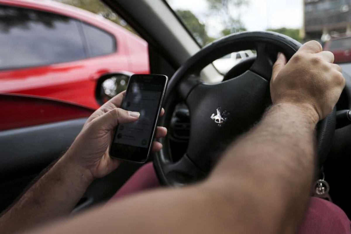 Um em cada cinco brasileiros usa o celular enquanto dirige (Foto: Marcelo Camargo/ Agência Brasil)
