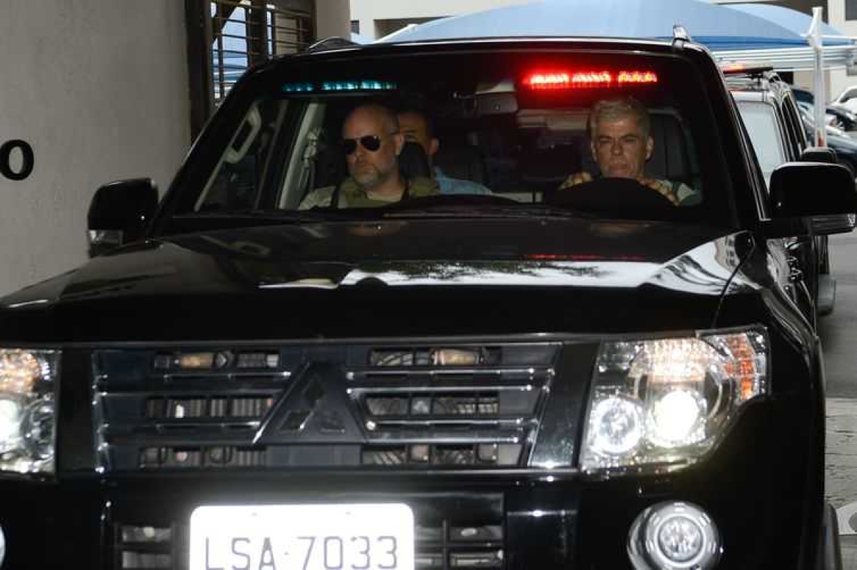 O ex-governador do Rio de Janeiro Sérgio Cabral é levado preso na operação Lava Jato em viatura da Polícia Federal na sede na Praça Mauá (Foto de arquivo: Fernando Frazão/ Agência Brasil) 