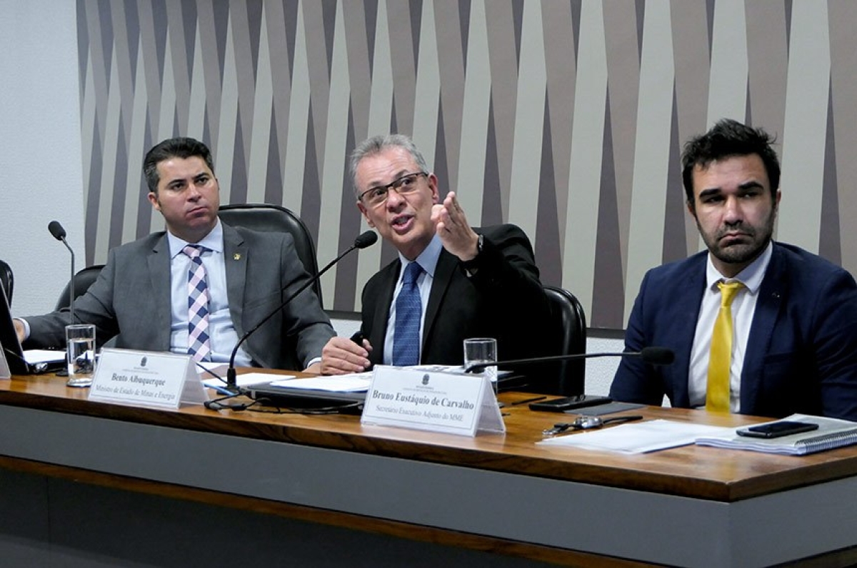 Ao lado do presidente da CI, Marcos Rogério (E), o ministro Bento Albuquerque detalhou ao senadores os planos para o setor de gás natural (Foto: Roque de Sá/ Agência Senado)