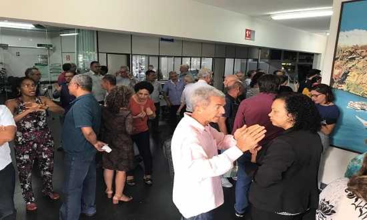 Manifestantes se reuniram e ocuparam o saguão da Secretaria da Fazenda (Foto: Portal Infonet)
