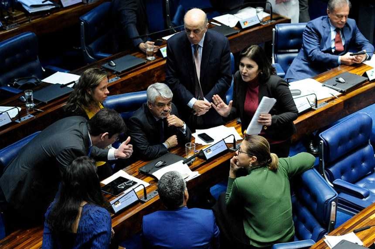 Simone Tebet, relatora da PEC, conversa com senadores e assessores em Plenário (Foto: Roque de Sá/ Agência Senado)