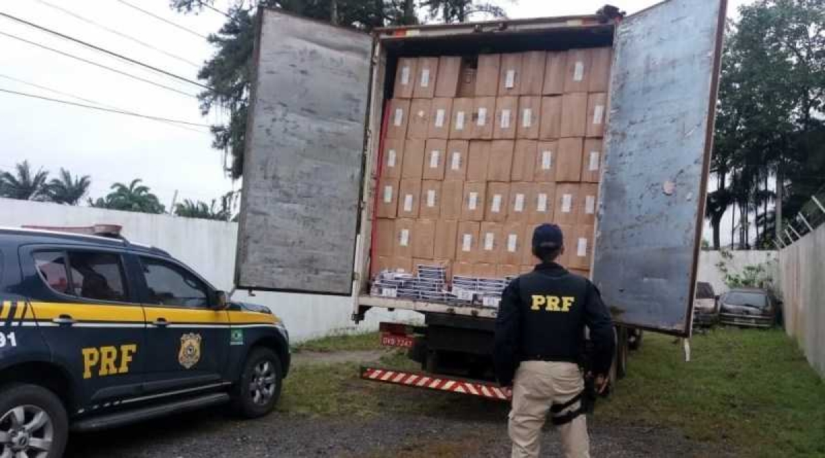Motorista de caminhão tenta fugir mas é preso com cigarros contrabandeados na BR 101 (Foto: PRF)