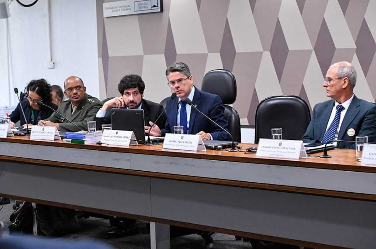 O senador Alessandro Vieira, relator do "PL das Armas", quer ouvir sociedade civil antes de elaborar o texto. Ele observou que há maior tolerância com relação à posse de armas e menor, com relação ao porte
(Foto: Geraldo Magela/ Agência Senado)