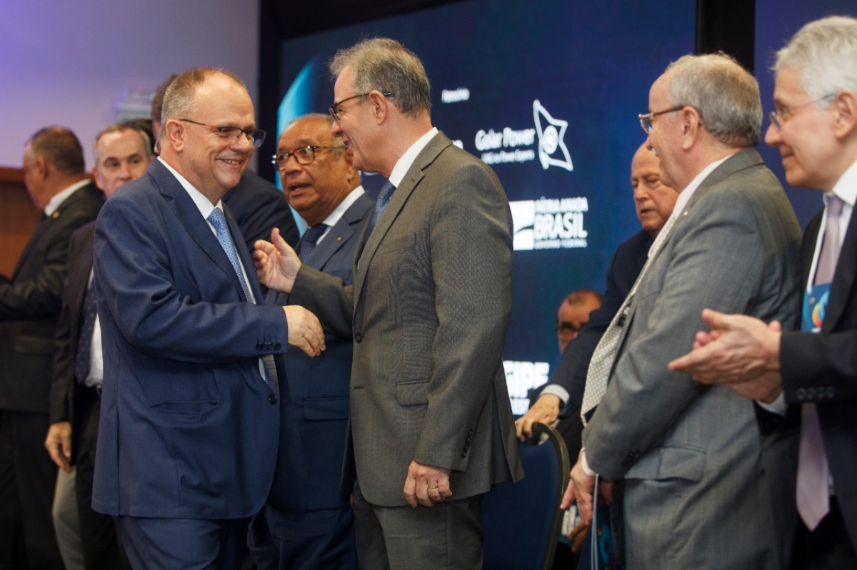 Ainda no decorrer do anúncio das medidas, o governador também assinou o encaminhamento à Assembleia Legislativa de Sergipe do Projeto de Lei que cria a Região Industrial Portuária com os municípios de Barra dos Coqueiros, Santo Amaro das Brotas, Maruim e Laranjeiras. O objetivo é facilitar a implantação de indústrias com foco no gás (Foto: Marco Vieira/ ASN)
