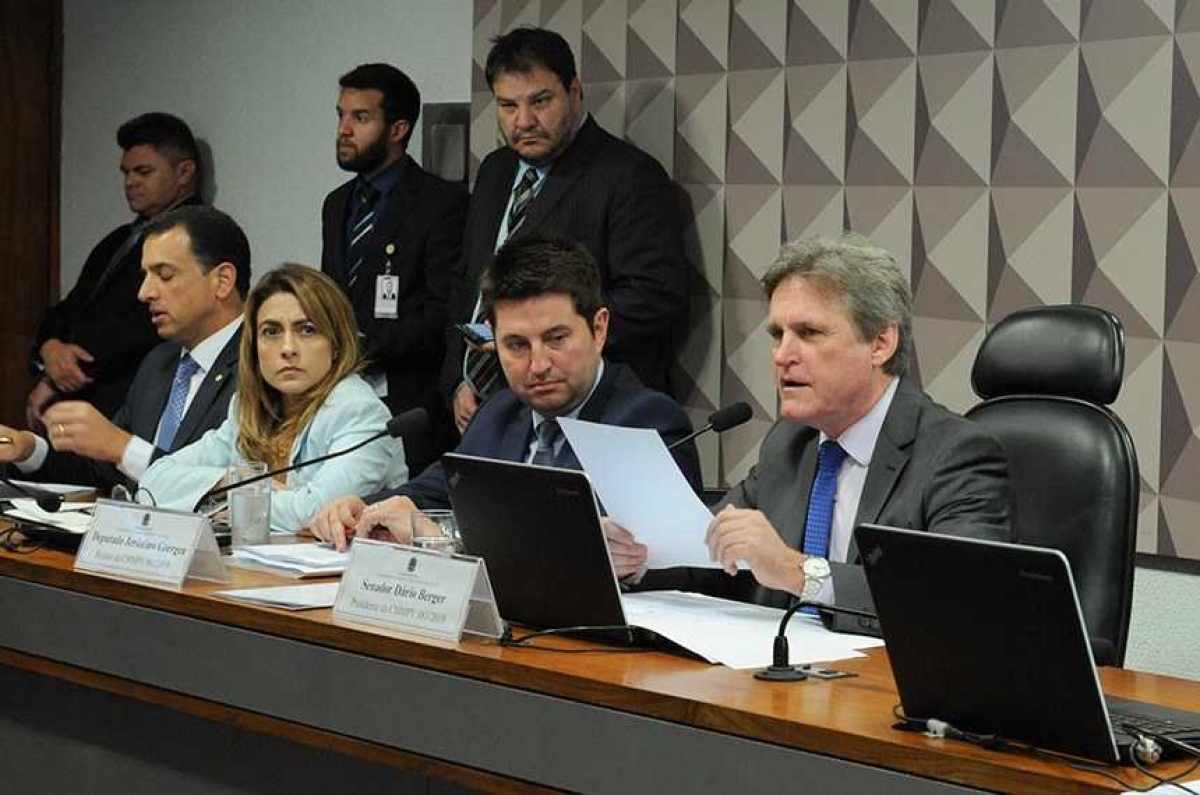 Ao lado da senadora Soraya Thronicke e do deputado Jeronimo Goergen, relator da MP, o senador Dário Berger (ao microfone) presidiu a comissão mista, que aprovou mais de 100 alterações ao texto original (Foto: Roque de Sá/ Agência Senado)
