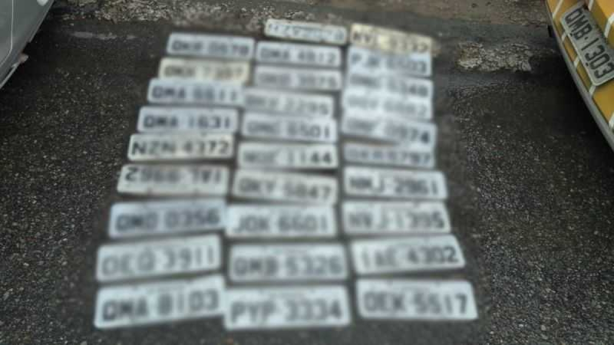 Placas de veículos perdidas em vias alagadas podem ser recuperadas na SMTT de Aracaju (Foto: SMTT/Aracaju)