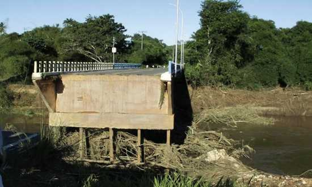 Ponte em Riachuelo foi destruída por causas das chuvas (Foto: ASN)