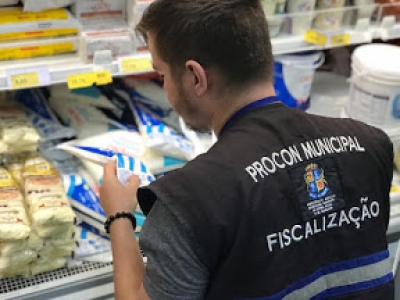 Prefeitura de Aracaju realiza fiscalização em supermercados (Foto: Thianara Vieira)