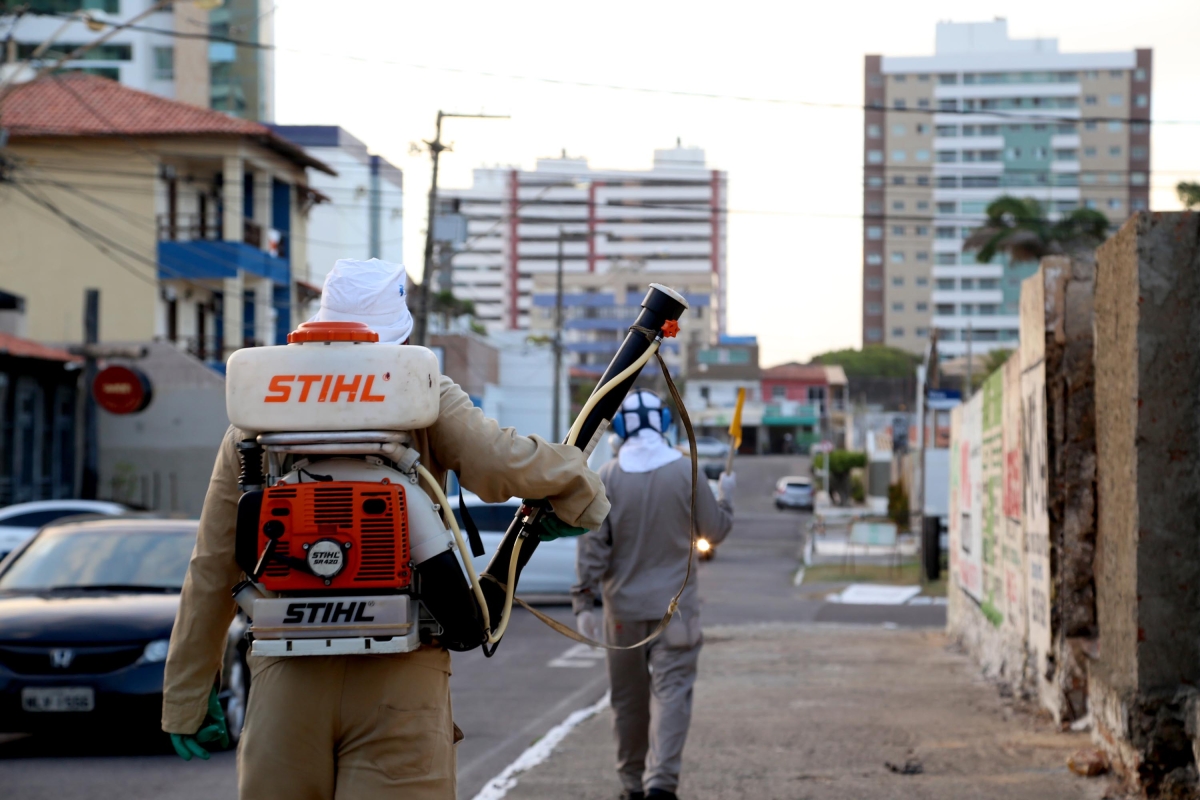 Prefeitura de Aracaju mantém aplicação do fumacê costal mesmo com desabastecimento nacional do inseticida (Foto: Ana Lícia Menezes)
