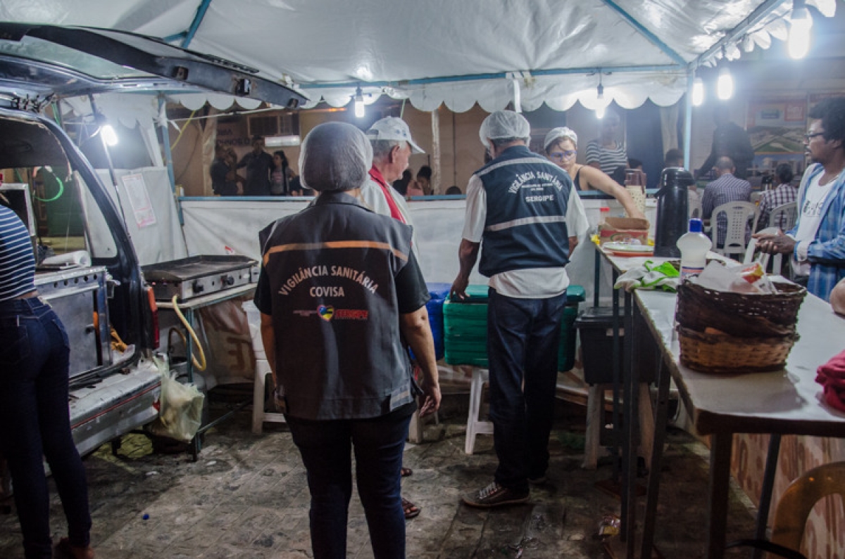 �? papel da Vigilância Sanitária fiscalizar os alimentos, remédios e estabelecimentos (Foto: SES/SE)