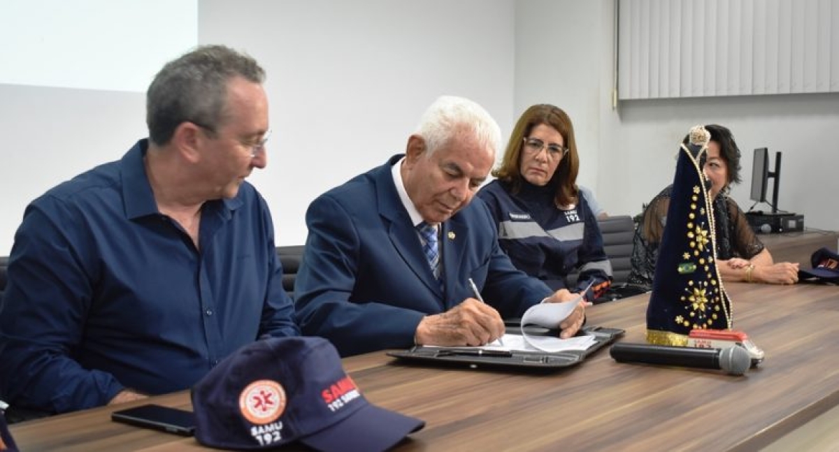 Reitor da Unit e secretário da Saúde assinaram protocolo de intenções (Foto: Unit)