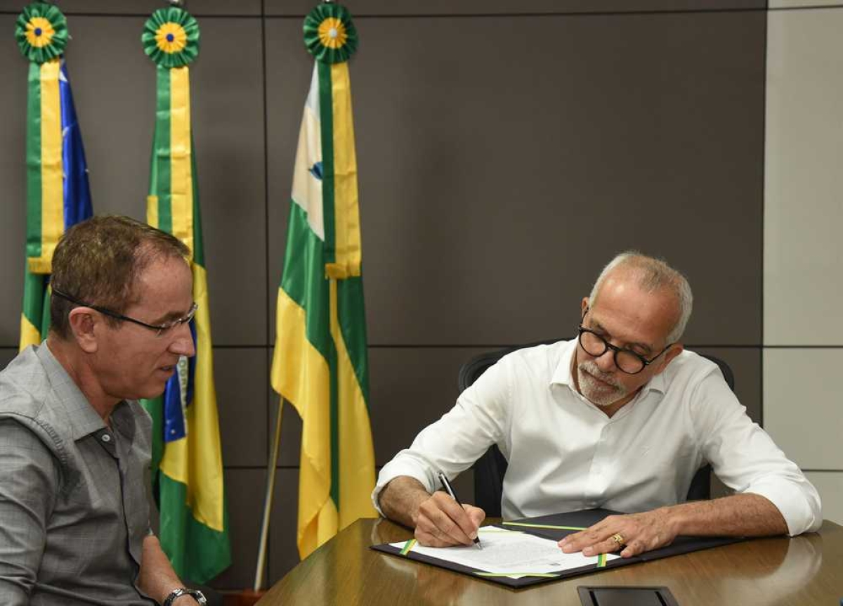Edvaldo Nogueira transmite interinamente cargo de prefeito para Nitinho (Foto: Ana Lícia Menezes/ PMA)