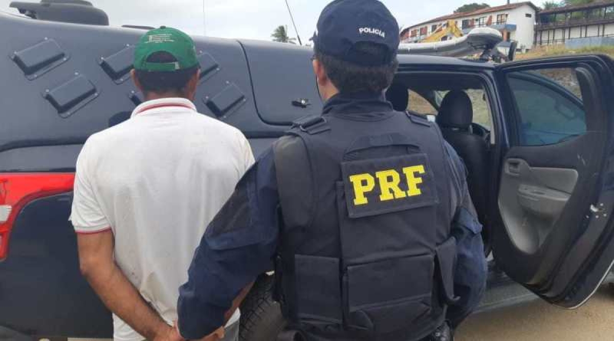 PRF detém condutor com mandado de prisão em aberto pelo crime de homicídio (Foto: PRF/SE)