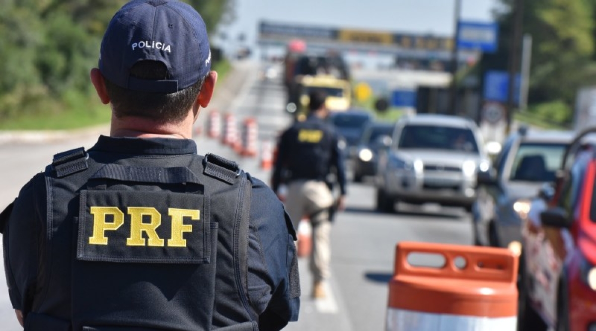 PRF detém na BR 101 condutor com mandado de prisão em aberto (Foto: PRF/SE)