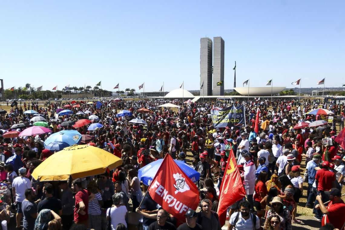 Manifestantes voltam às ruas em defesa de mais recursos para educação (Foto: Marcelo Camargo/ Agência Brasil)

