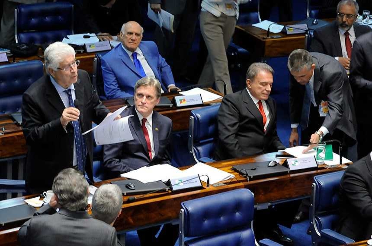 Relator do texto enviado à Câmara, o ex-senador Roberto Requião (ao microfone) defende a proposta antes da votação: substitutivo obteve 54 votos favoráveis e 19 contrários em abril de 2017 (Foto: Waldemir Barreto/ Agência Senado) Relator do texto enviado à Câmara, o ex-senador Roberto Requião (ao microfone) defende a proposta antes da votação: substitutivo obteve 54 votos favoráveis e 19 contrários em abril de 2017 (Foto: Waldemir Barreto/ Agência Senado)