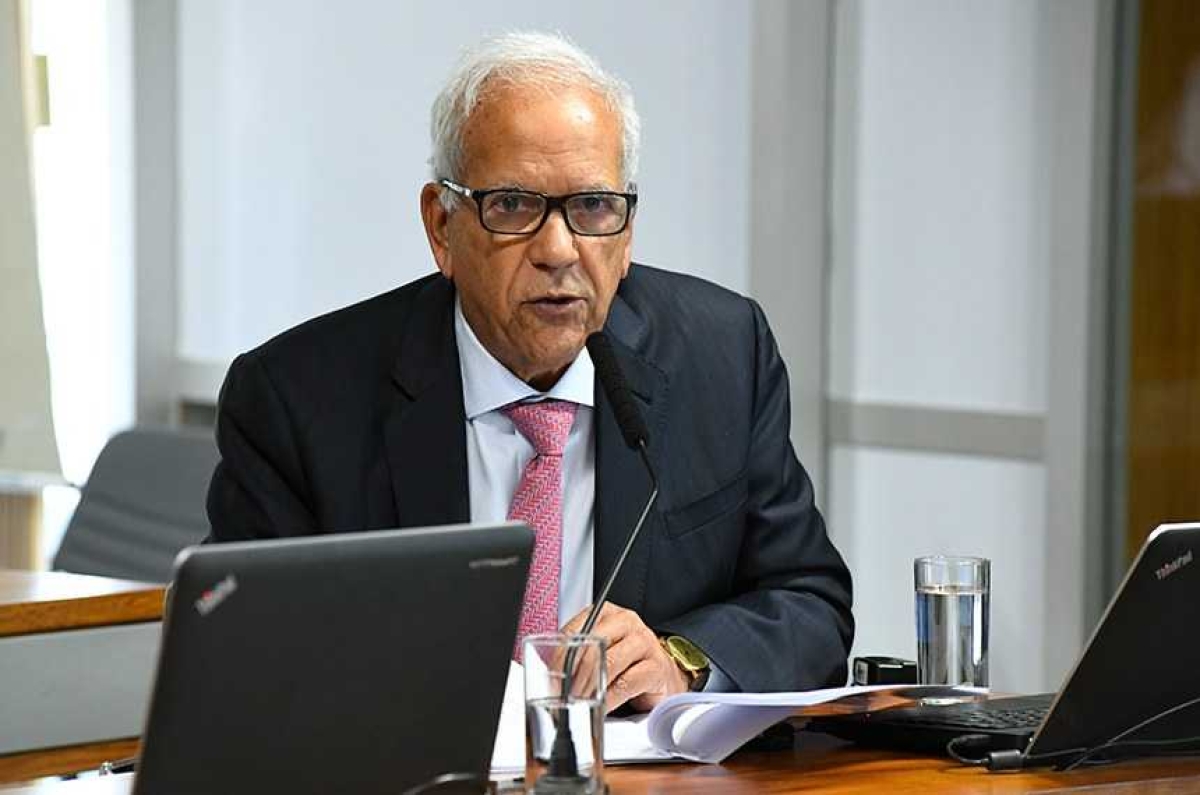 Para o senador Oriovisto Guimarães, relator da proposta na CAE, projeto favorece a diminuição da burocracia. Porém, ele entende que todos os sócios devem ser comunicados antes que o fechamento ocorra
(Foto: Jane de Araújo/ Agência Senado)