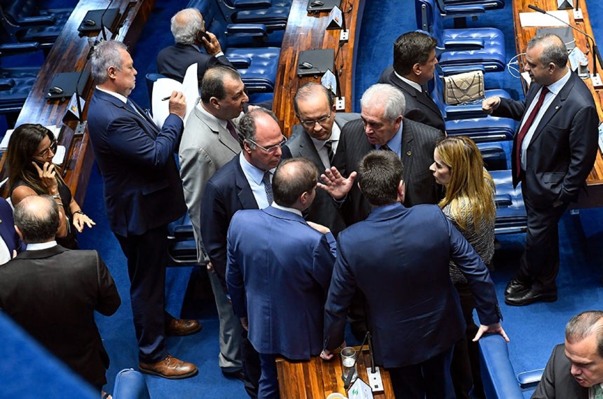 A regra que acabava com as restrições de trabalho aos domingo gerou polêmica e, após acordo anunciado pelo senador Otto Alencar (terno cinza escuro), foi retirada do texto por Davi Alcolumbre, por não ter relação com o tema inicial da MP
(Foto: Roque de Sá/ Agência Senado)