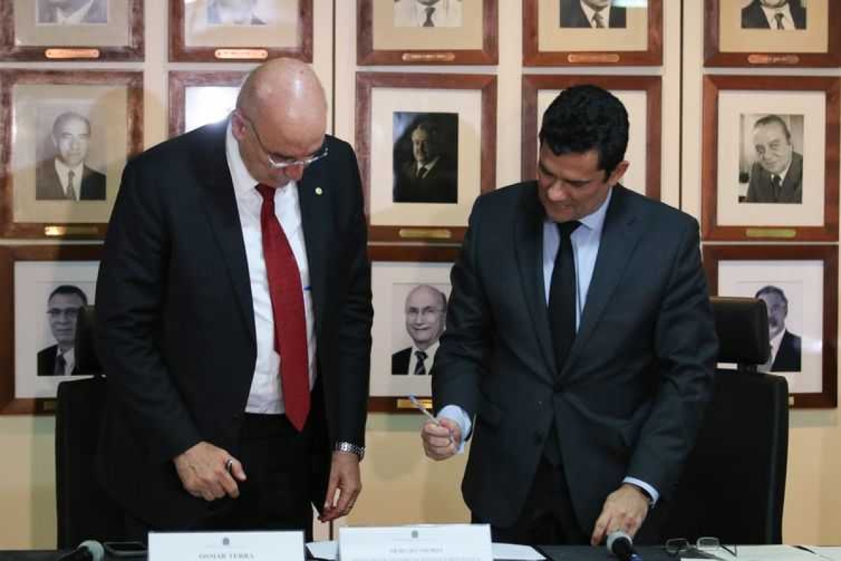 Os ministros da Justiça e Segurança Pública, Sergio Moro, e da Cidadania, Osmar Terra, durante a cerimônia de assinatura de protocolo de intenções para o combate à pirataria (Foto: Fabio Rodrigues Pozzebom/ Agência Brasil)