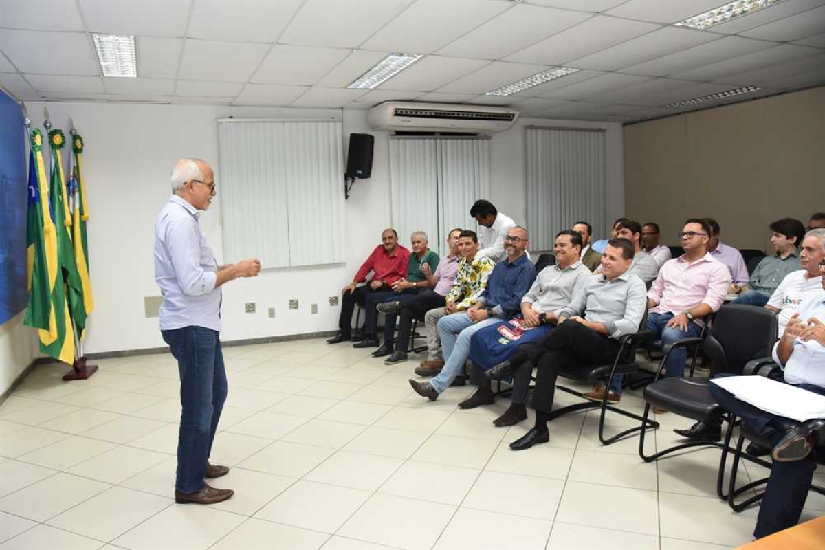 Prefeito de Aracaju se reúne com vereadores e empresários e propõe nova Lei da Publicidade ao Ar Livre (Foto: Ana Lícia Menezes/ PMA)