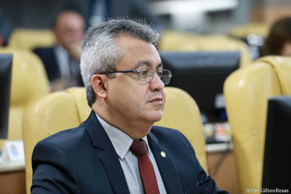 "Edvaldo mente e cobra mais impostos dos aracajuanos", disse Elber Batalha sobre a redução da isenção do IPTU (Foto: Gilton Rosas/ CMA)