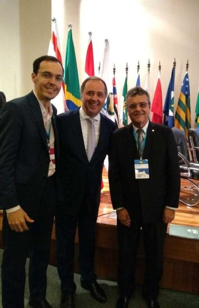 Luciano Pimentel ao lado do deputado Georgeo Passos e do presidente da Unale, Kennedy Nunes, em evento no último dia 29 (Foto: Assessoria Luciano Pimentel)