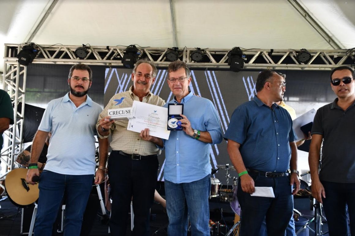 Laércio Oliveira recebe homenagem durante confraternização dos Corretores de Imóveis em Sergipe (Foto: Site Laércio Oliveira)