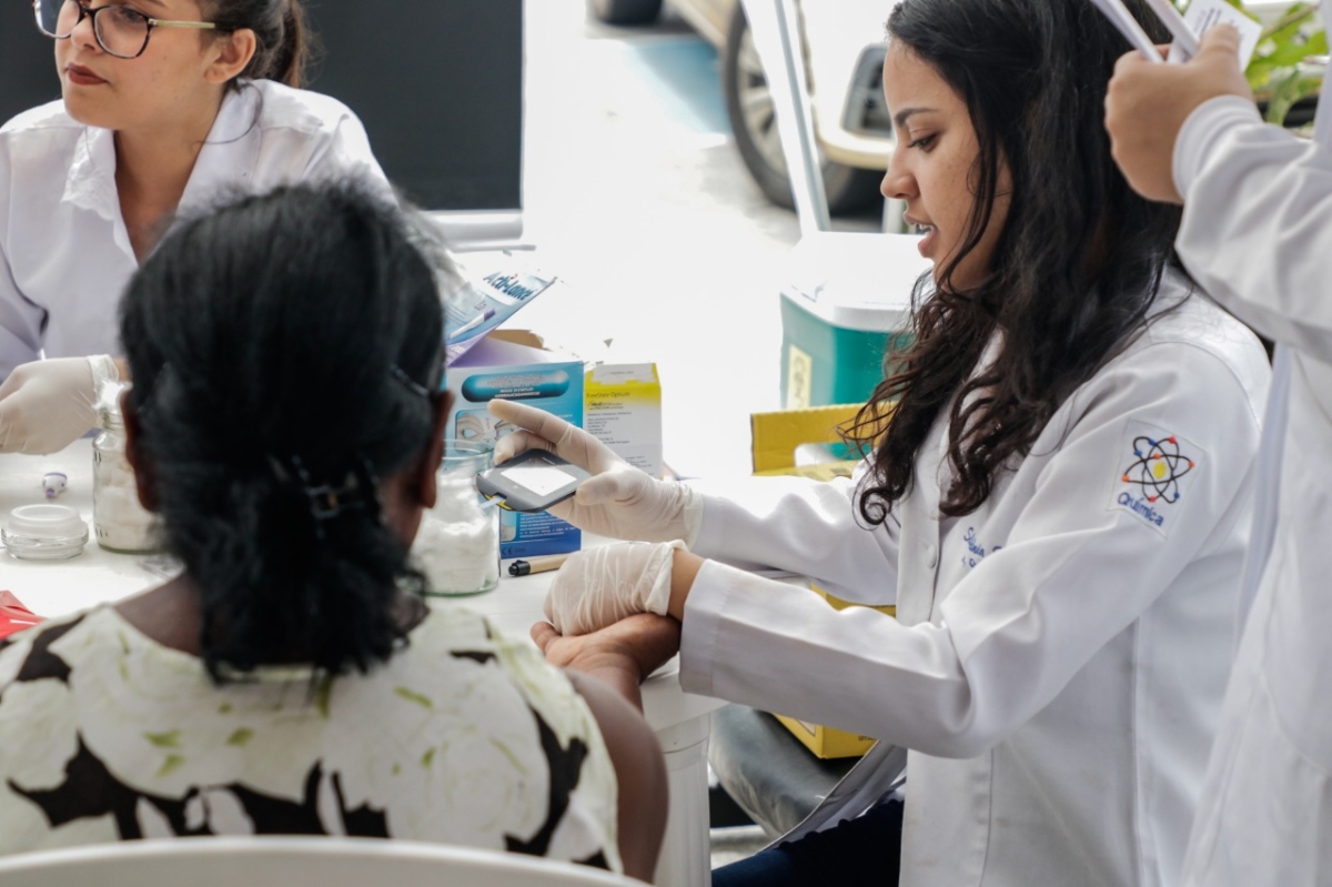 Case disponibiliza aos usuários testes de glicemia, pressão e orientações sobre o uso de medicamentos (Foto: Flávia Pacheco/ SES/SE)