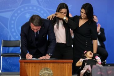 O presidente Jair Bolsonaro e a primeira-dama, Michelle Bolsonaro, participam da solenidade de Assinatura da MP da Pensa�?o Vitalícia das Vítimas de Microcefalia do Zika Vírus (Foto: Marcos Corrêa/ PR)
