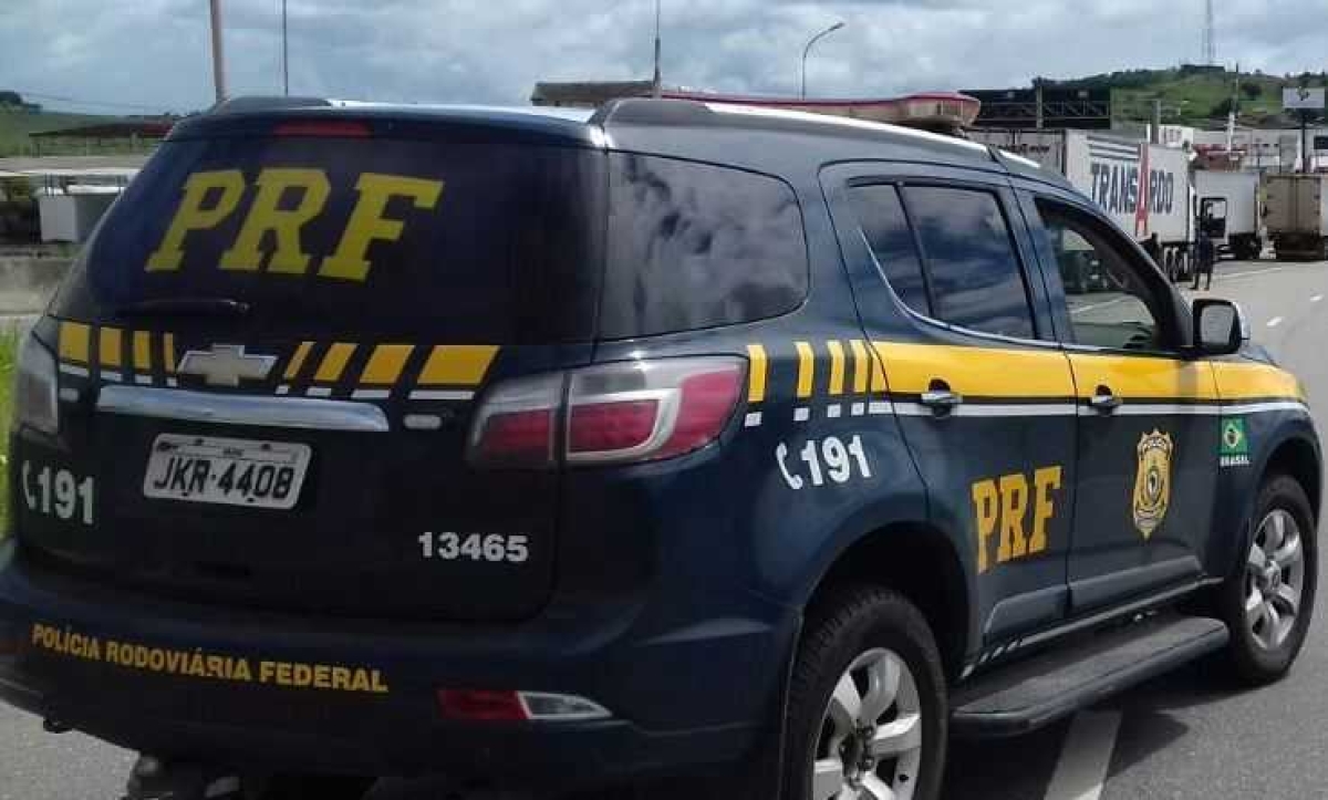 PRF detém na BR 101 condutor com mandado de prisão em aberto (Foto: PRF/SE)