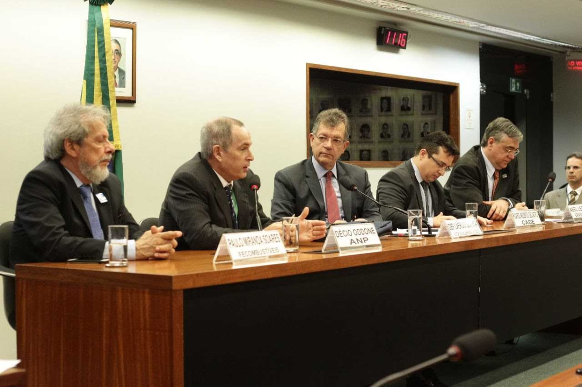 Laércio Oliveira realiza audiência pública que debate que venda direta pode aumentar o preço dos combustíveis (Foto: Site Laércio Oliveira)