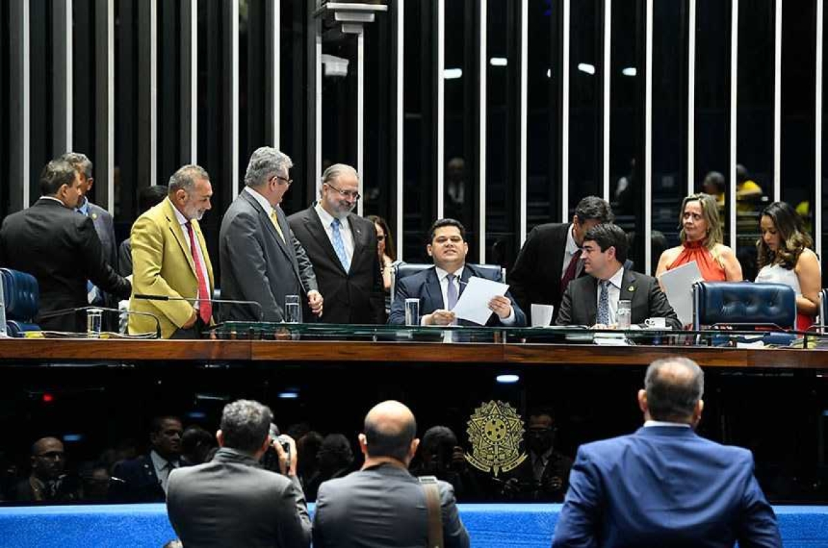 O presidente do Senado, Davi Alcolumbre, anuncia o resultado da votação ao lado de Augusto Aras, aprovado para o cargo de procurador-geral da República (Foto: 
Roque de Sá/ Agência Senado)