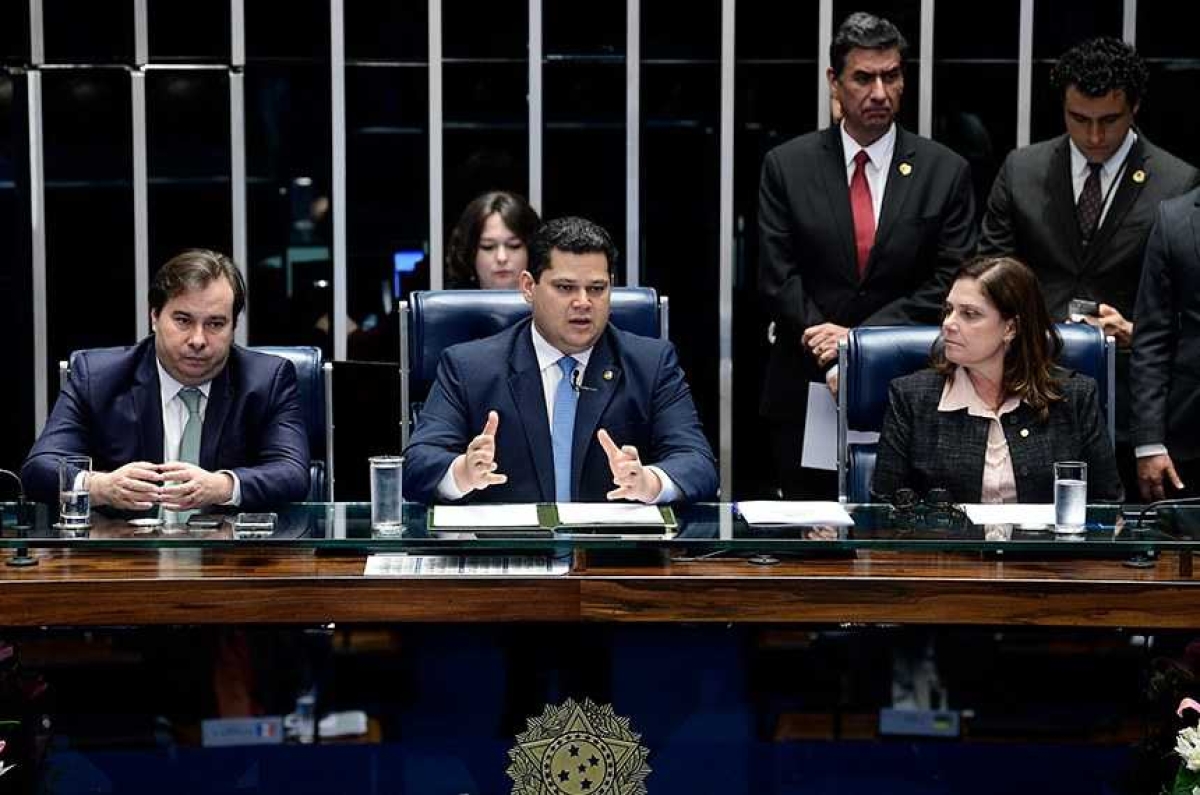 Da esq. para a dir.: deputado Rodrigo Maia, presidente da Câmara, senador Davi Alcolumbre, presidente do Senado, e deputada Soraya Santos, primeira-secretária da Câmara (Foto: Pedro França/ Agência Senado)