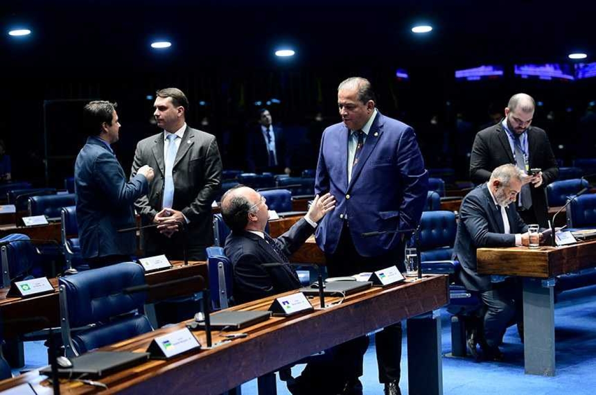 Senadores aprovaram nesta quinta projeto de lei de conversão de Flávio Bolsonaro (2º à esq.) (Foto: 
Pedro França/ Agência Senado)