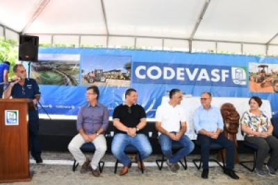 Laércio Oliveira participa de entrega de tratores e caminhões para o governo do estado (Foto: Site Laércio Oliveira)