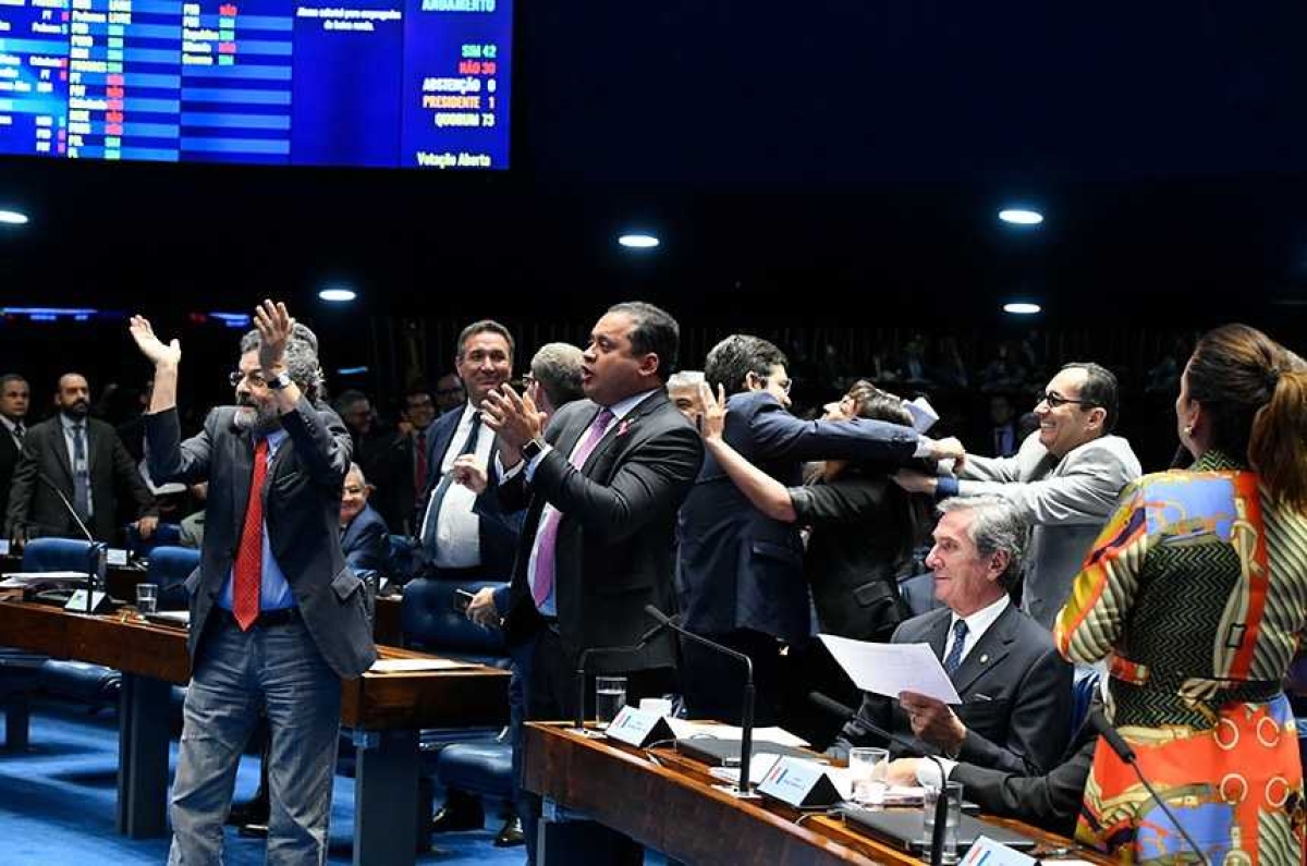 Senadores celebram vitória do destaque que garante a manutenção das regras para o pagamento de abono salarial aos trabalhadores (Foto: Roque de Sá/ Agência Senado)