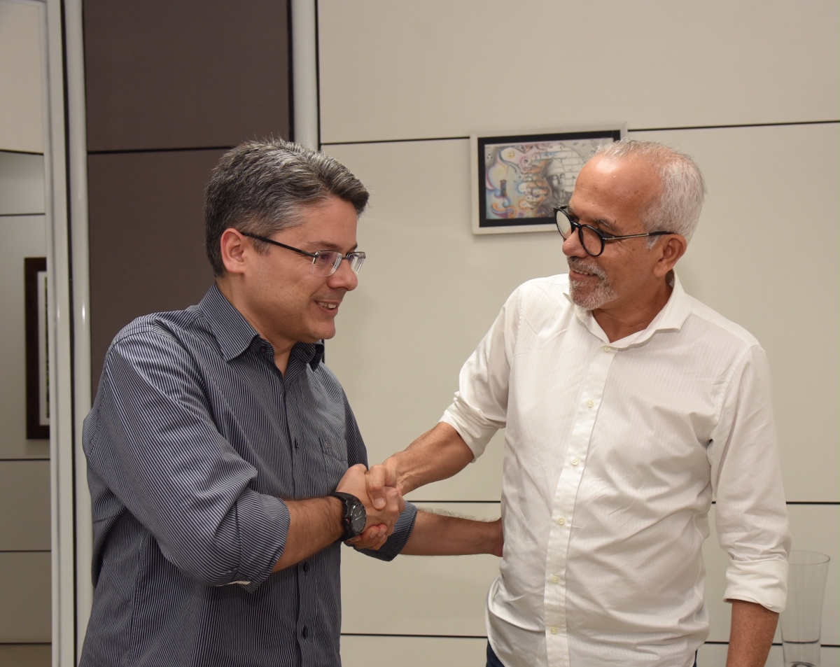 Prefeito Edvaldo e senador Alessandro discutem destinação de emendas para Aracaju (Foto: Ana Lícia Menezes/ PMA)