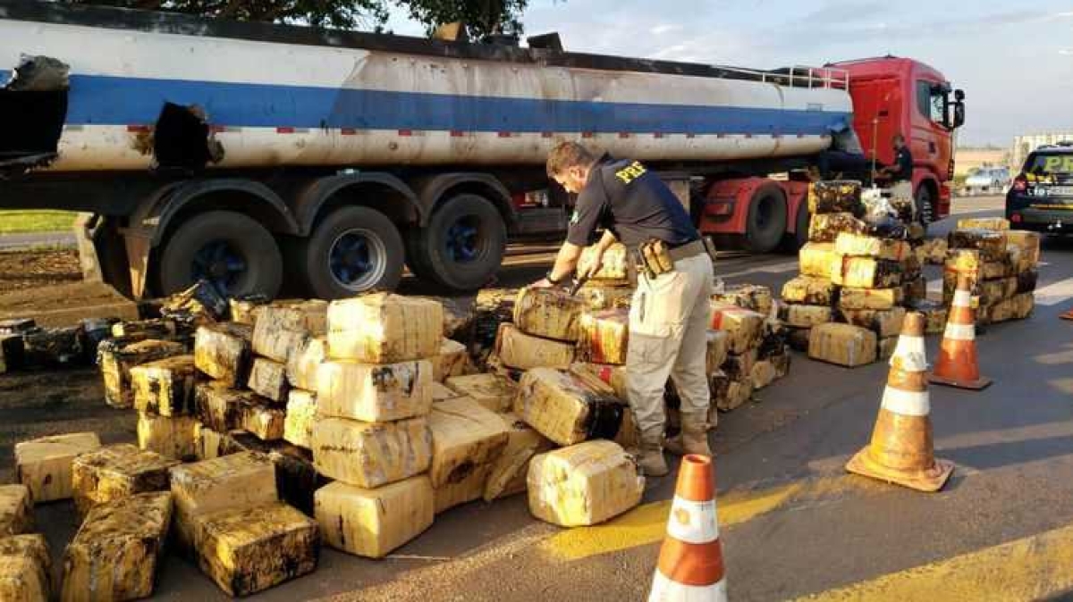 Os fardos de maconha estavam escondidos no tanque (Foto: Divulgação/ Polícia Rodoviária Federal)