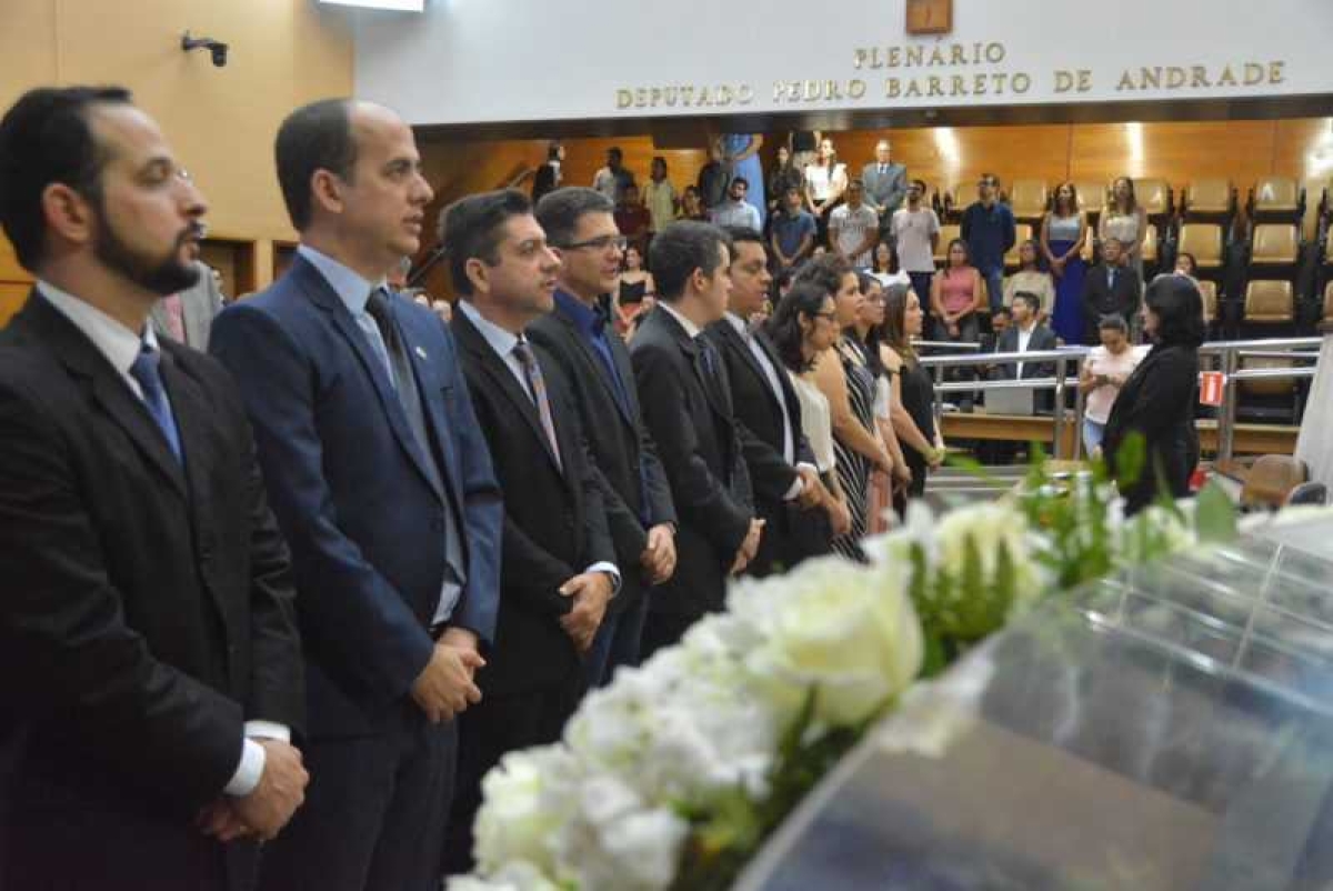 Luciano Bispo homenageia fisioterapeutas e terapeutas ocupacionais (Foto: Jadilson Simões/ Rede Alese)