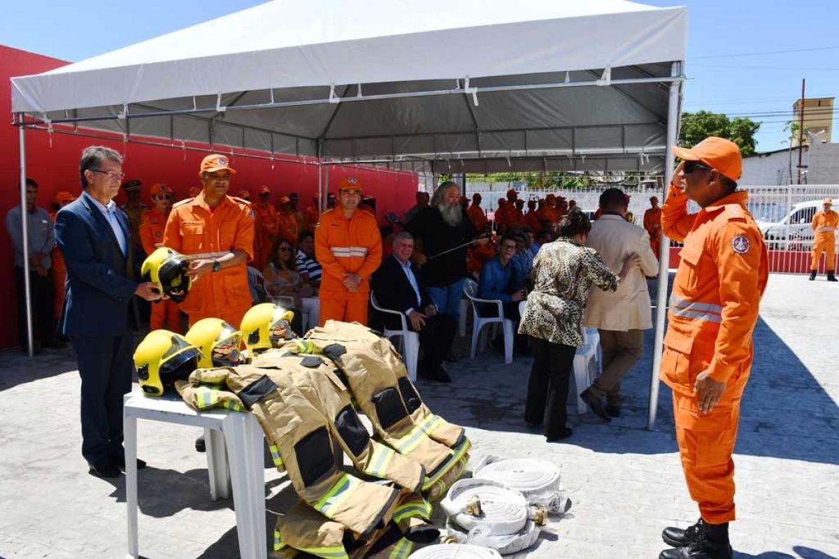 Laércio faz entrega de 300 capacetes de combate a incêndio ao Corpo de Bombeiros (Foto: Site Laércio Oliveira)