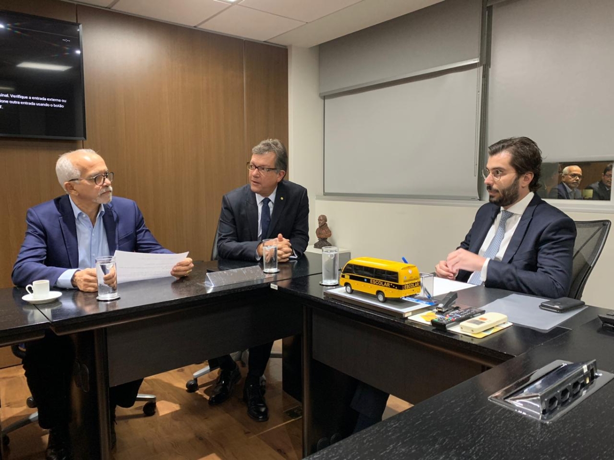 Prefeito solicita ao FNDE envio dos recursos para obra da escola em tempo integral (Foto: Carla Passos/ Assessoria Parlamentar)