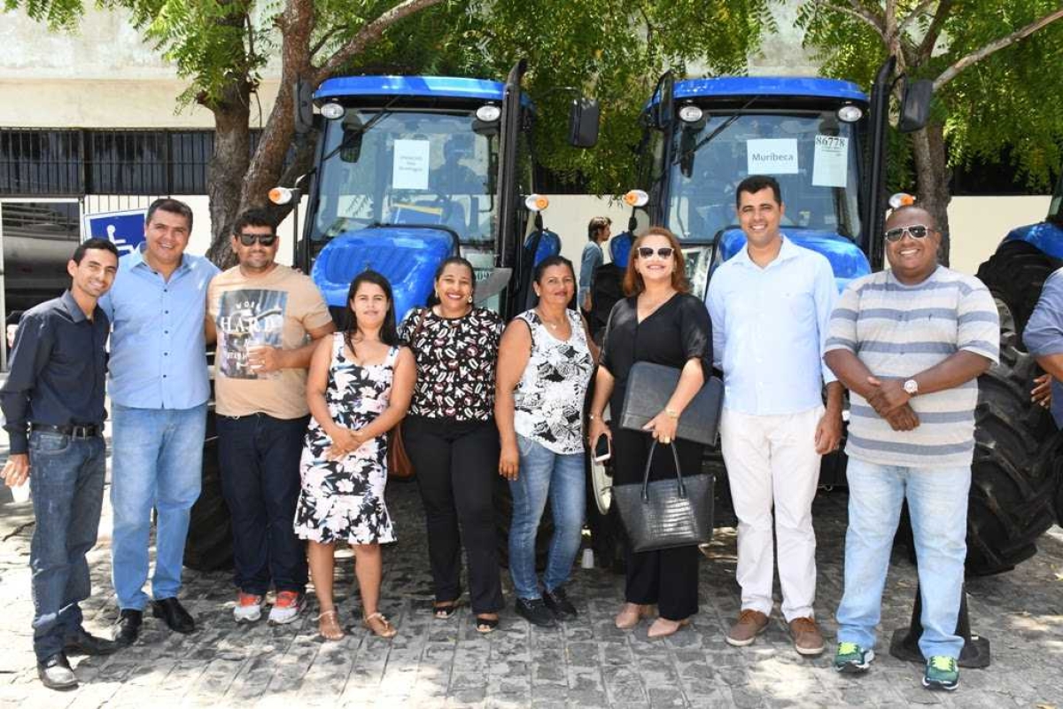 Agricultores de São Domingos recebem trator de emenda de Laércio (Foto: Site Laércio Oliveira)