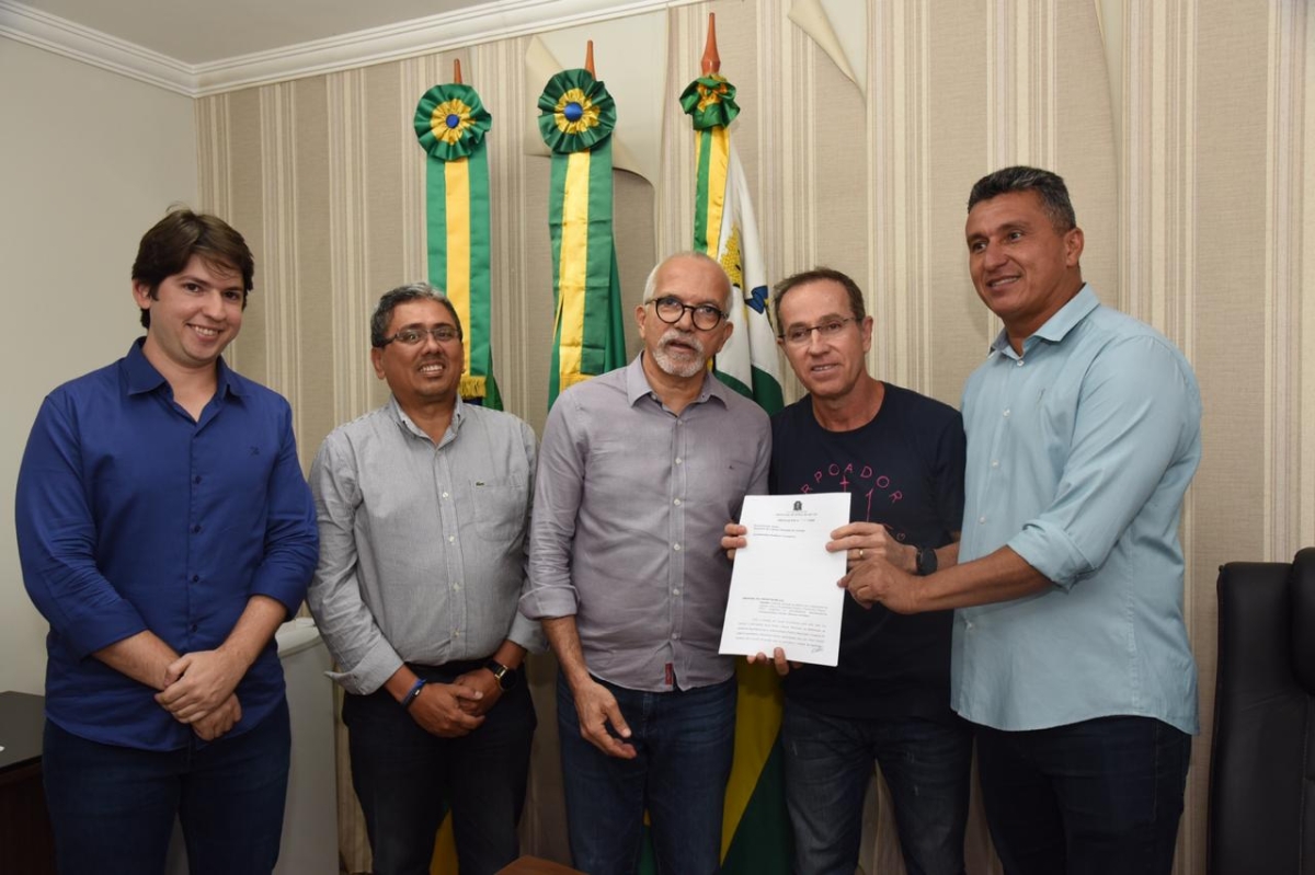 Presidente da Câmara recebe PL que amplia prazo para solicitar isenção de IPTU (Foto: Ana Lícia/ AAN)