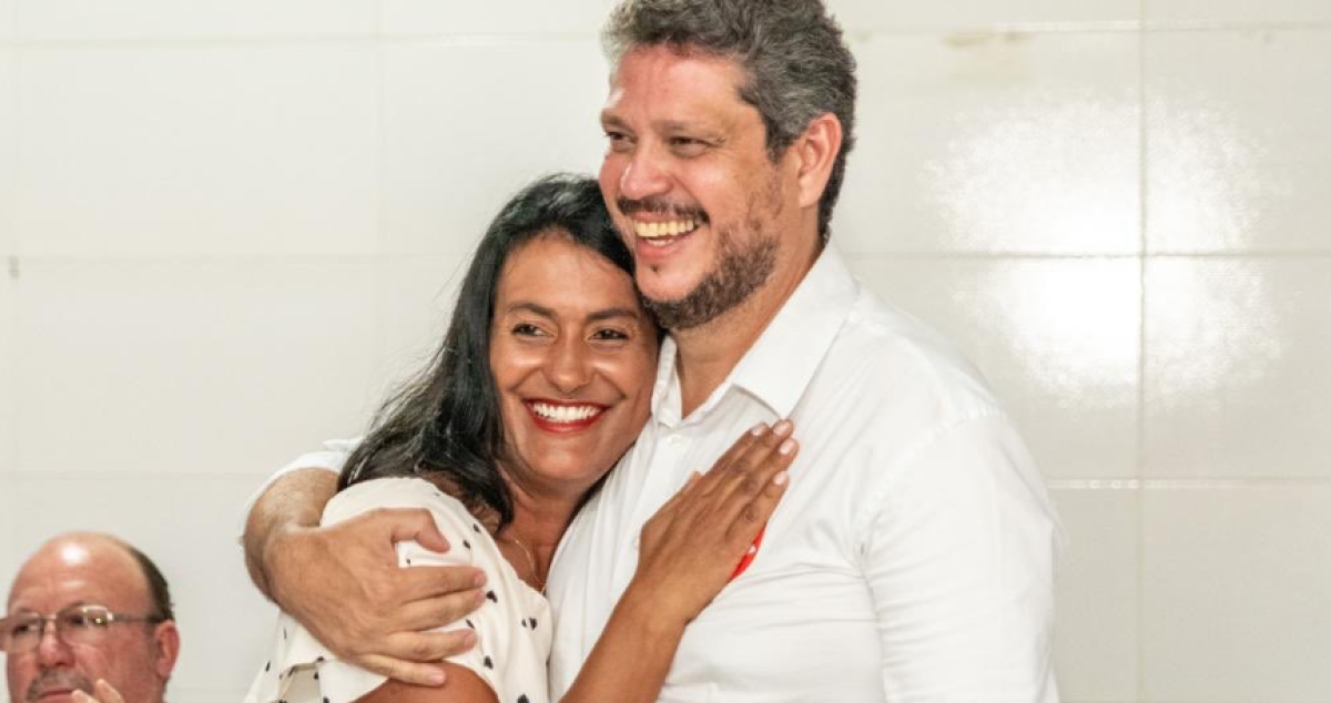 Márcio Macedo recebendo o apoio da vice-governadora Eliane Aquino (Foto: Via Destaque Comunicação)